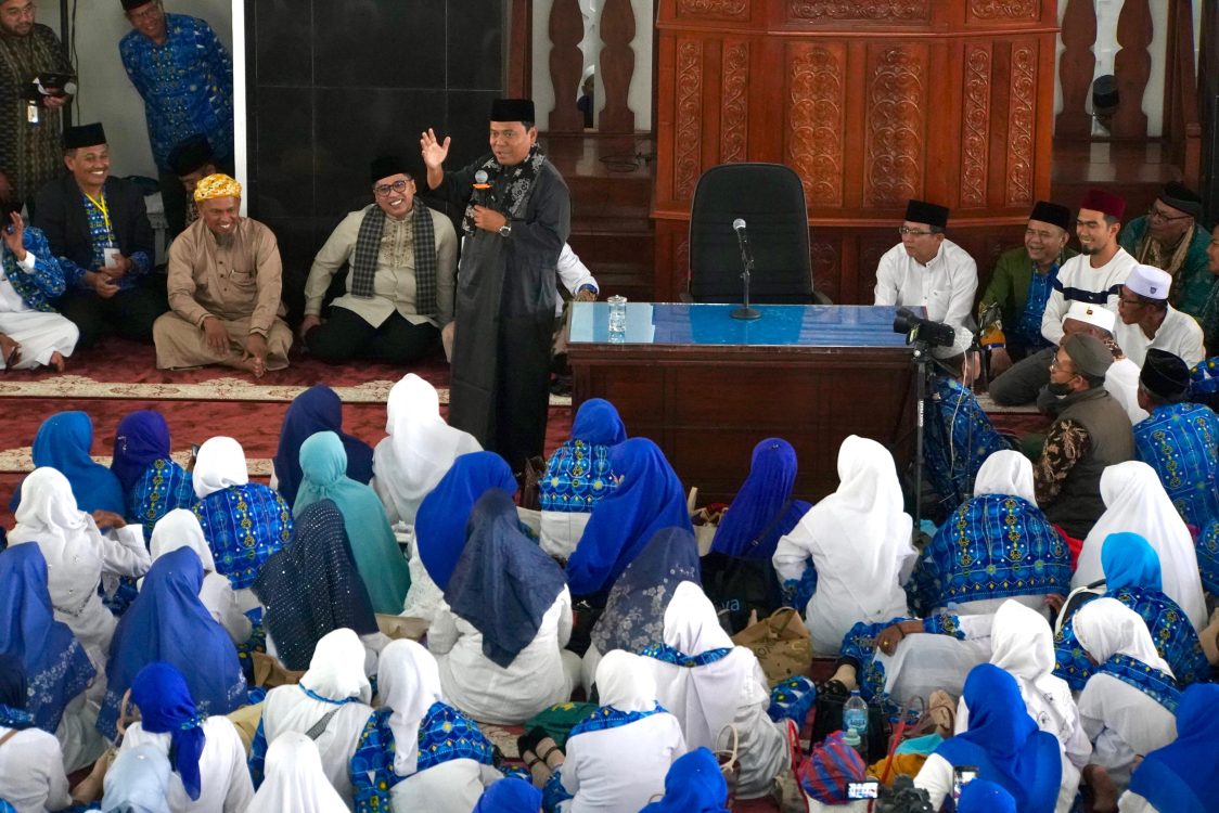 : 20 Ribu Jemaah Padati Islamic Centre, Gus Nur Serukan Semangat Menolong Agama Allah. (foto: MC Padang Panjang)