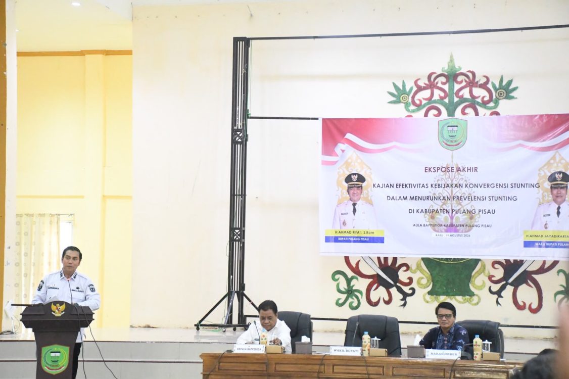 : Wakil Bupati Pulang Pisau, Ahmad Jayadikarta (kiri), saat membuka Ekspose Akhir Kajian Efektivitas Kebijakan Konvergensi Stunting di Aula Bapperida Pulang Pisau, Rabu (19/08/2026).