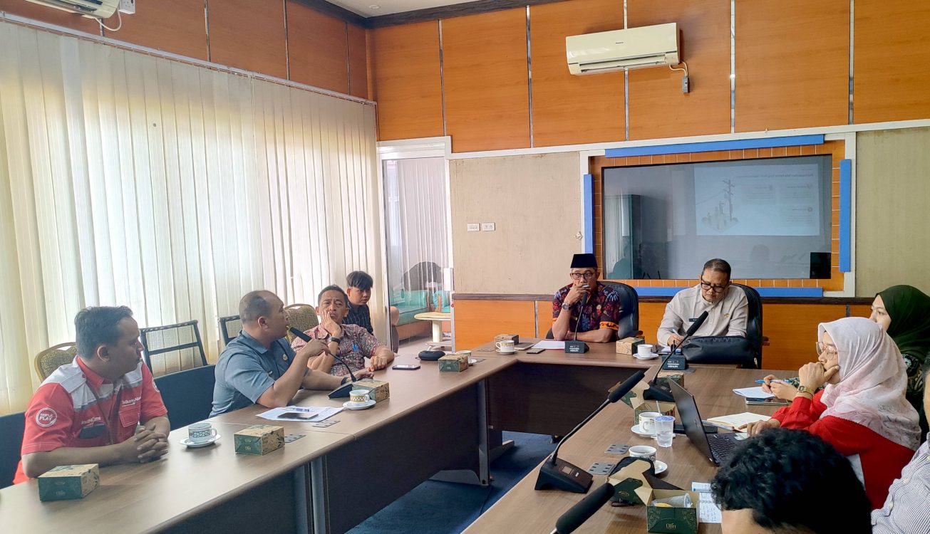 : Asisten Perekonomian dan Pembangunan Sekretariat Daerah Kabupaten Sambas, Samekto Hadi Suseno, menyampaikan bahwa pengawasan terhadap jaringan FO perlu diperkuat sebagai bagian dari upaya menciptakan tata kelola infrastruktur yang lebih tertib. (foto: MC Sambas)