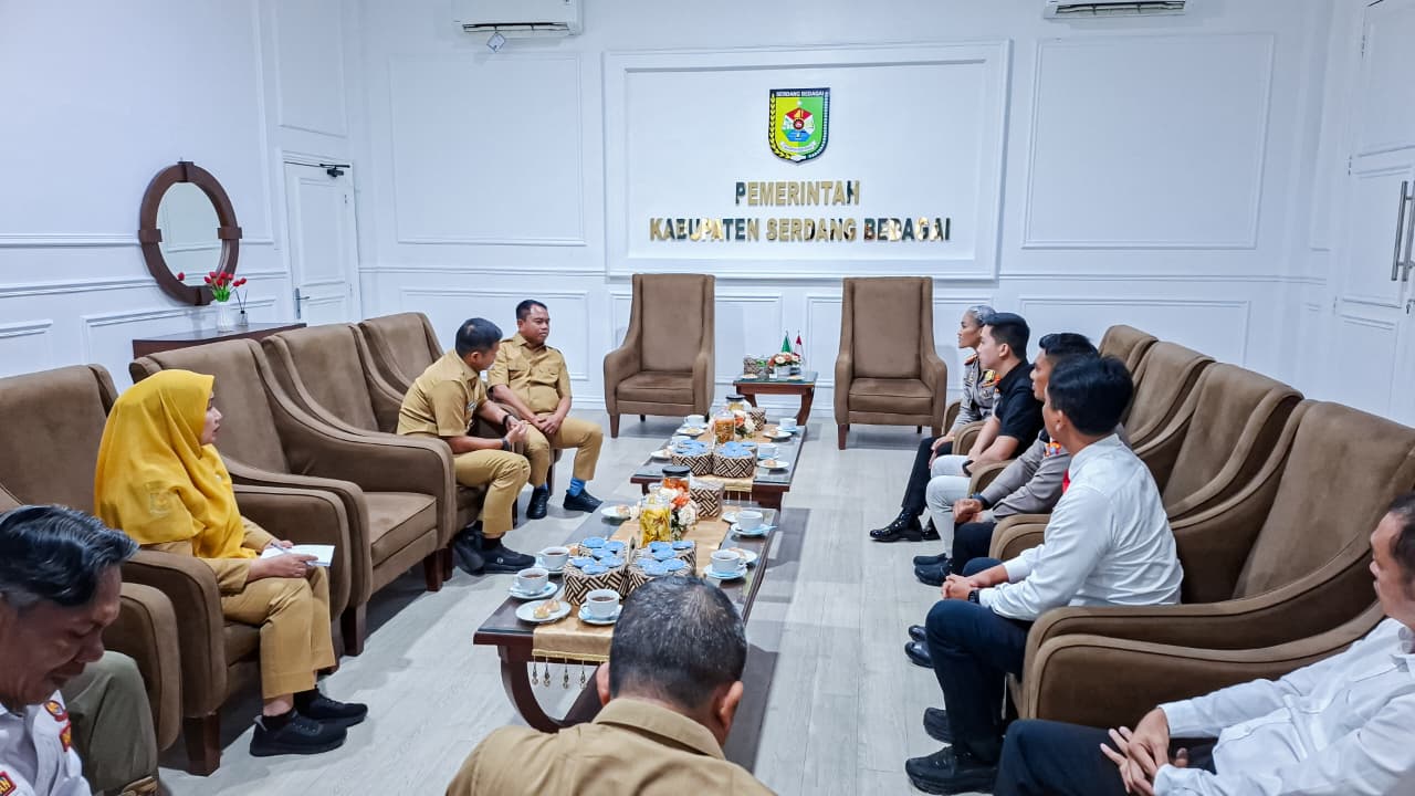 : Bupati Sergai Darma Wijaya didampingi Wakil Bupati (Wabup) Adlin Tambunan menerima kunjungan Kapolres Sergai AKBP Sah Udur T.M. Sitinjak di ruang kerja Bupati Sergai, Sei Rampah, Senin (28/9/2026)/ (MC Sergai).