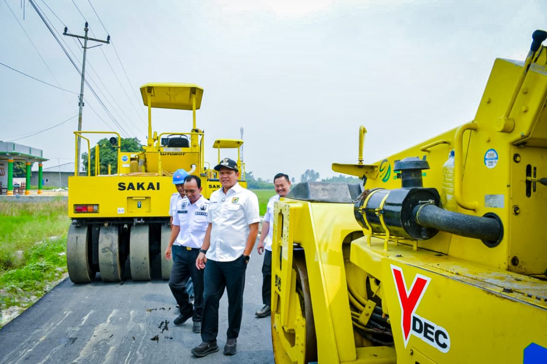 : Wakil Bupati Serdang Bedagai, Adlin Tambunan meninjau pembangunan ruas Jalan Simpang Sionggang–Martebing, Kecamatan Sei Bamban, Rabu (16/9/2026)/ MC Sergai.