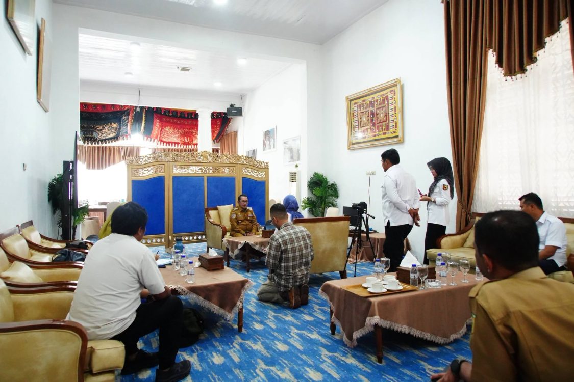 : Bupati Tanah Datar Eka Putra menjadi narasumber wawancara penyusunan Buku Bina Marga Tanggap Bencana yang digagas Direktorat Jenderal Bina Marga, Kementerian Pekerjaan Umum. (foto: MC Tanah Datar)