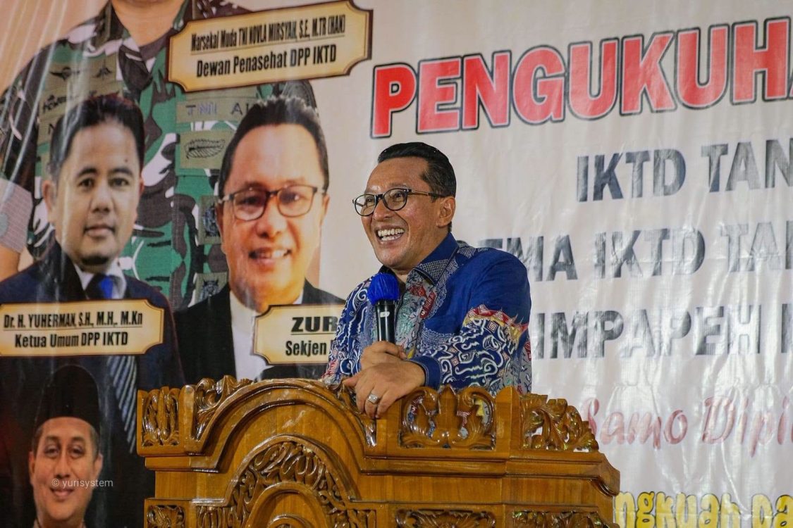 : Bupati Tanah Datar Eka Putra mengapresiasi kekompakan dan kerukunan masyarakat Tanah Datar di perantauan, khususnya Ikatan Keluarga Tanah Datar. (foto: MC Tanah Datar)