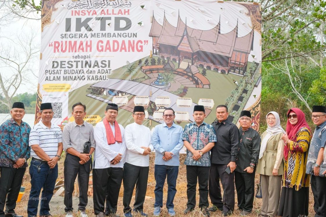 : Bupati Tanah Datar Eka Putra sangat mendukung pembangunan rumah gadang yang digagas Ikatan Keluarga Tanah Datar (IKTD) Kota Tanjung Pinang. (foto: MC Tanah Datar)