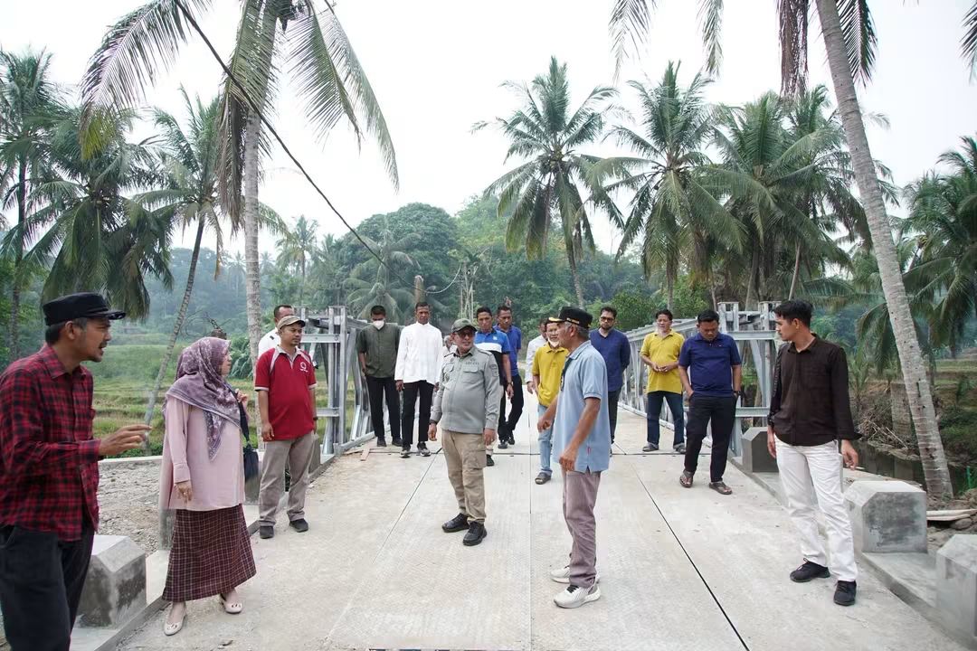 : Bupati Tanah Datar Eka Putra didampingi Anggota DPRD Tanah Datar Pendri Aswil, Kalaksa BPBD Syofyan Ali Zumara, Kadis Kominfo Dedi Tri Widono, Kabag Prokopim Roza Melfita, Camat Lintau Buo serta Wali Nagari Taluak untuk meninjau progres pembangunan Jembatan Bailey Tanjung Anau di Nagari Taluak, Kecamatan Lintau Buo. (foto: MC Tanah Datar)
