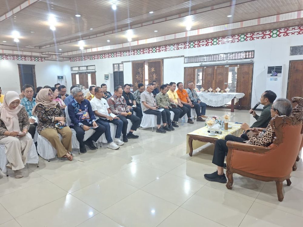 : Pemerintah Kota Palangka Raya menyiapkan, langkah lanjutan untuk memperkuat penanganan kebakaran hutan dan lahan (Karhutla), menyusul peninjauan Walikota Palangka Raya, Fairid Naparin terhadap penggunaan cairan pembasah di Jalan Manduhara, Jumat (18/9/2026). - Foto:Mc.Palangka Raya