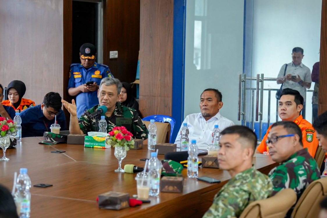 : Wakil Wali Kota Dumai, Sugiyarto, memimpin Rapat Koordinasi Kesiapsigaan Karhutla. (foto: MC Dumai)