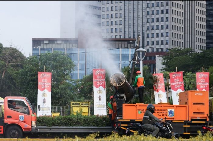 : Penyemprotan water mist dilakukan untuk membantu mengendalikan debu dan partikulat di udara.