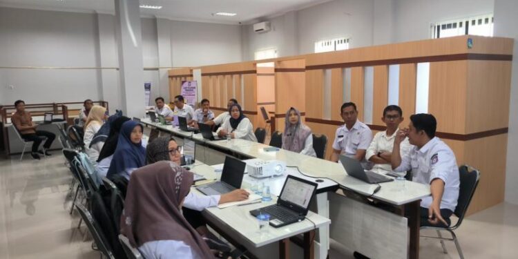 : Konsolidasi Pelaporan Monitoring, Controlling, Surveillance for Prevention (MCSP) Risk Based Surveillance (RBS) Tahun 2026 di Kantor BKAD Provinsi Gorontalo. (foto PPID)