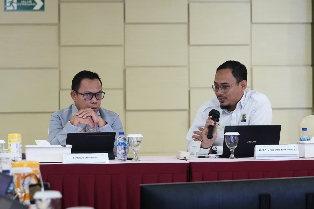 : Kepala Bapenda Danial Ibrahim (kiri) saat kunjungan ke sejumlah instansi dan badan usaha di Jakarta dalam rangka koordinasi, pemadanan data, pengawasan, serta optimalisasi Pajak Bahan Bakar Kendaraan Bermotor (PBBKB). (foto PPID)