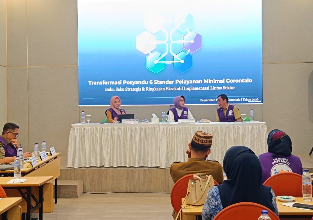 : Yana Suleman saat memaparkan materi pada Bimbingan Teknis (Bimtek) Kader Posyandu dalam Implementasi 6 Standar Pelayanan Minimal (SPM) di Desa. (foto Fahmi)