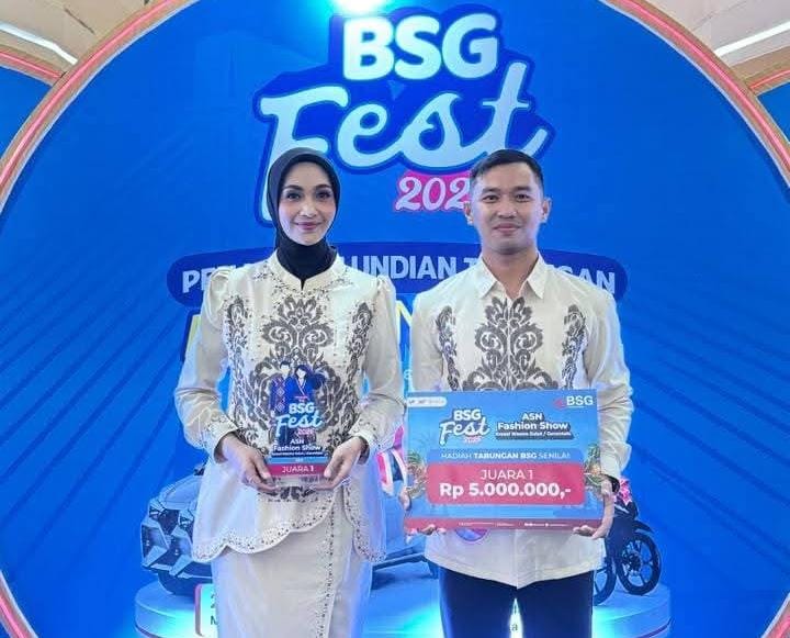 : Aldi Inaku dari Dinas Pariwisata, Ekonomi Kreatif, Pemuda dan Olahraga (Disparekrafpora) Provinsi Gorontalo bersama Muvida Pratiwi Fallugah dari Dinas Pendapatan Daerah Provinsi Gorontalo meraih Juara 1 ASN Fashion Show BSG 2026. (Foto: mcgorontaloprov/ Anna)