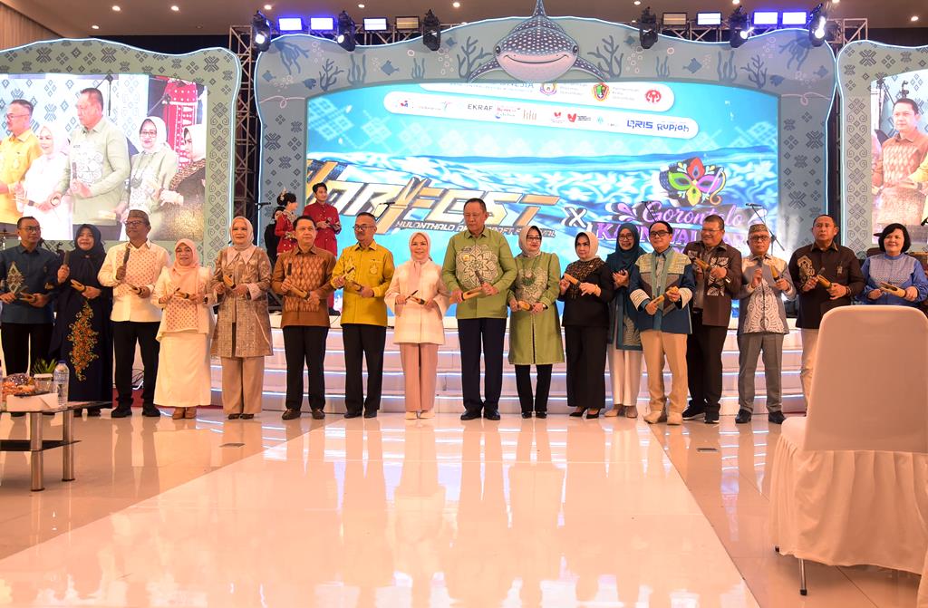 : Pemukulan alat musik Polopalo oleh Gubernur Gorontalo Gusnar Ismail bersama sejumlah pejabat yang menandai pembukaan Harfest 2026 di GPCC, Kota Gorontalo, Sabtu (12/9/2026). (Foto : Haris)