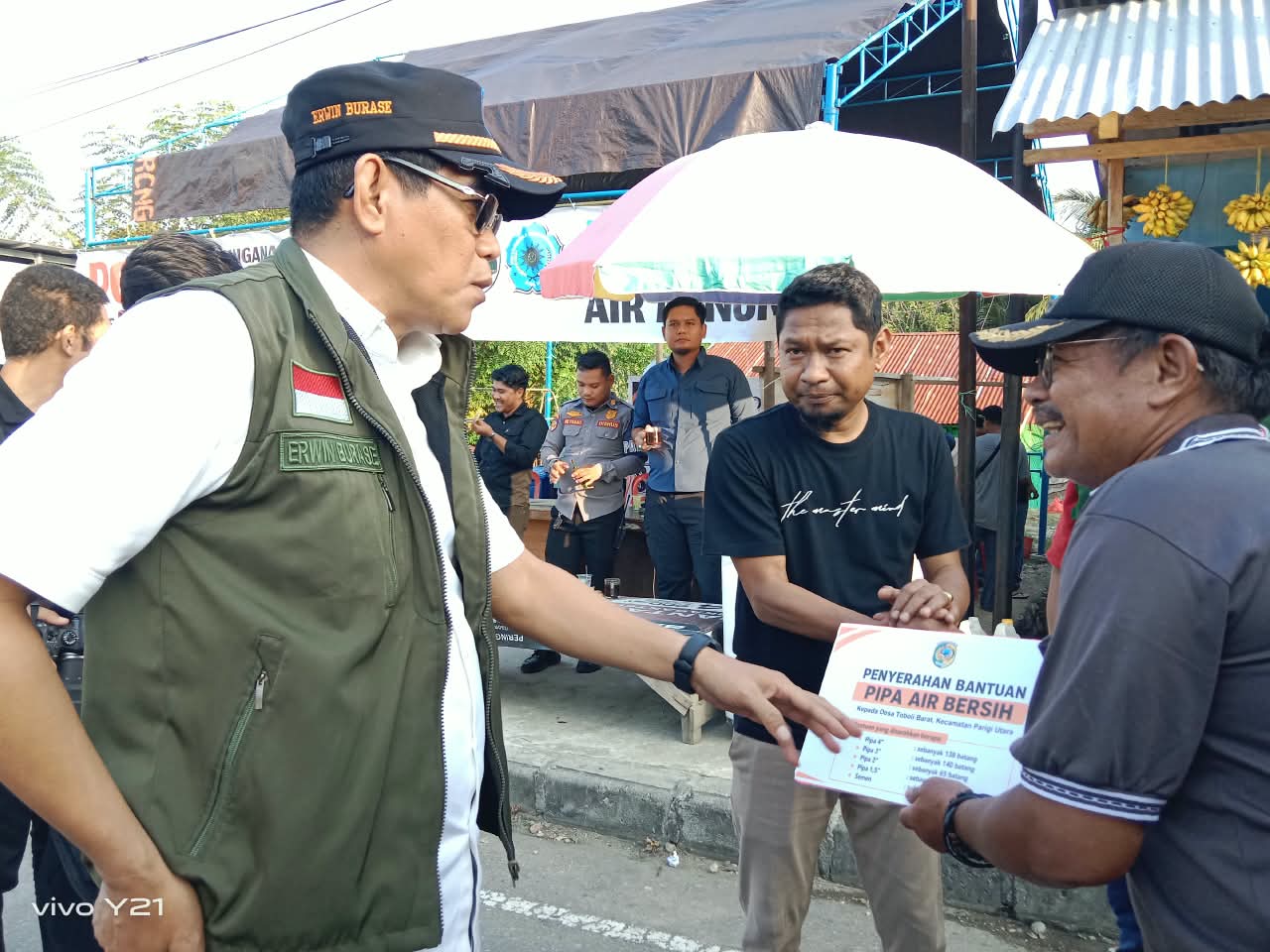 : Usai meninjau lokasi bencana di Desa Avolua, Bupati Parigi Moutong H. Erwin Burase bergerak cepat menuju Posko Desa Toboli Barat untuk menyerahkan bantuan pipa dan semen guna memperbaiki saluran distribusi air bersih warga yang rusak terjang banjir.