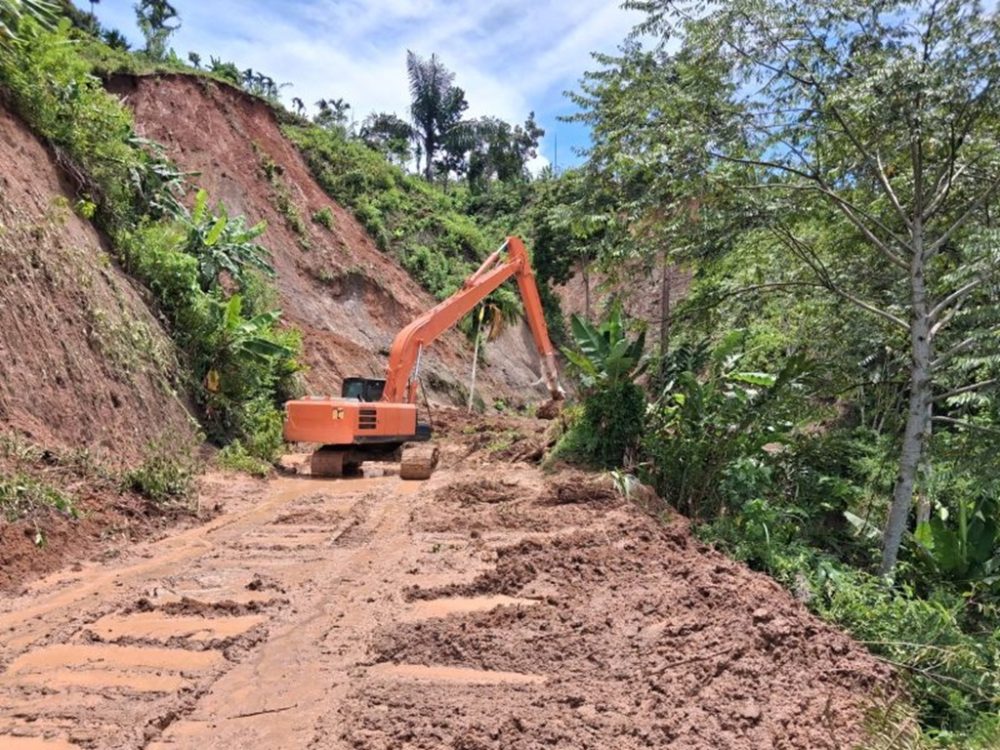 : Kementerian Pekerjaan Umum (PU) bergerak cepat menangani longsor yang menutup total badan jalan pada sejumlah titik Ruas Blangkejeren–Batas Gayo Lues/Aceh Tenggara, Provinsi Aceh. (Foto: Humas Kemen PU)