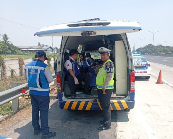 Pengemudi Truk Mendadak Sakit di Tol Japek, PJR Induk Cikampek Gercep Evakuasi