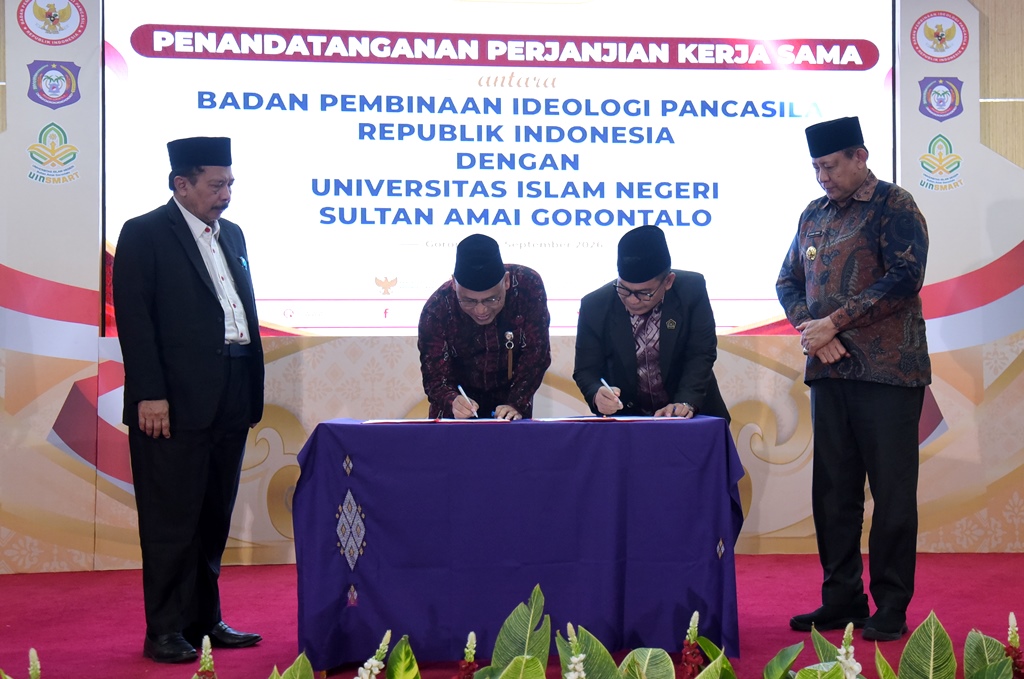 : Kepala BPIP Yudian Wahyudi (kiri) bersama Gubernur Gusnar Ismail menyaksikan penandatanganan nota kesepahaman aktualisasi nilai-nilai Pancasila antara BPIP dengan UIN Sultan Amail Gorontalo, Jumat (4/9/2026). (Foto : Haris)