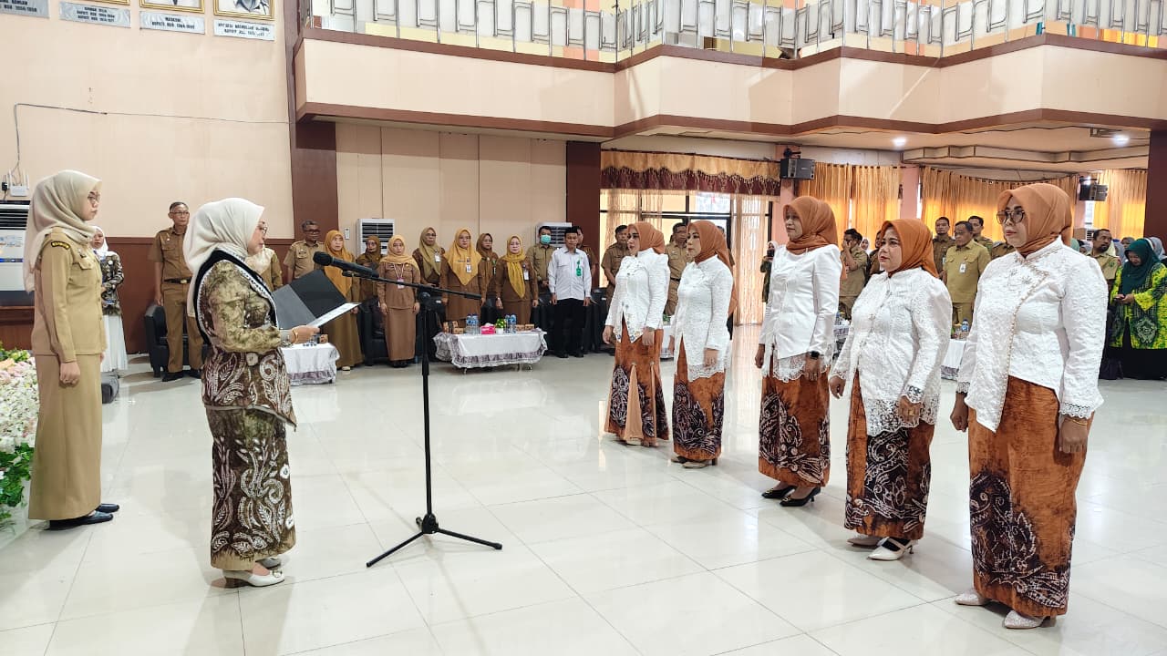 : Pengukuhan Bunda PAUD Kecamatan dan Desa se-Kabupaten Hulu Sungai Utara periode 2025–2030 di Aula KH. Dr. Idham Chalid, Senin (7/9/2026), oleh Bunda PAUD HSU, Hj. Murniati Sahrujani.