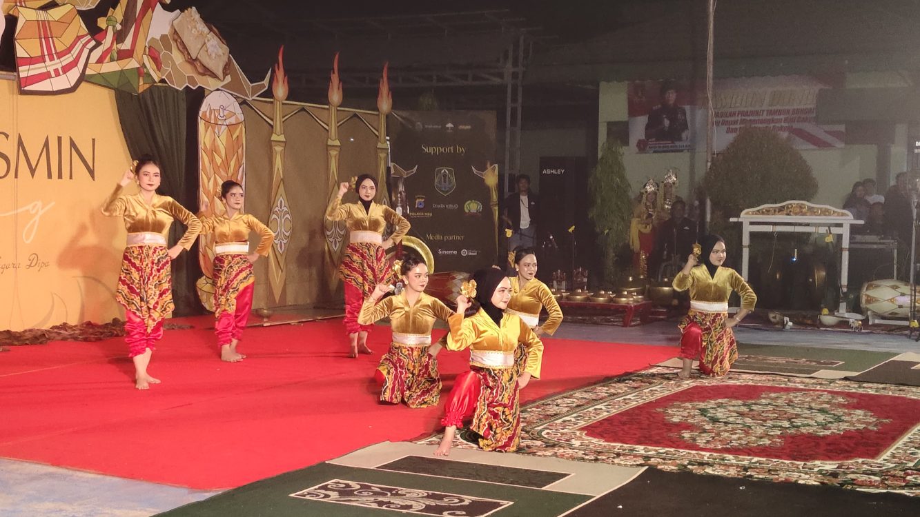 : Pentas seni bertajuk “Tujuh Sumbu Budaya di Nagara Dipa”, yang digelar Sanggar Seni Tanaharum Bakarasmin di Halaman Kodim 1001/HSU-BLG, Sabtu (26/9/2026).