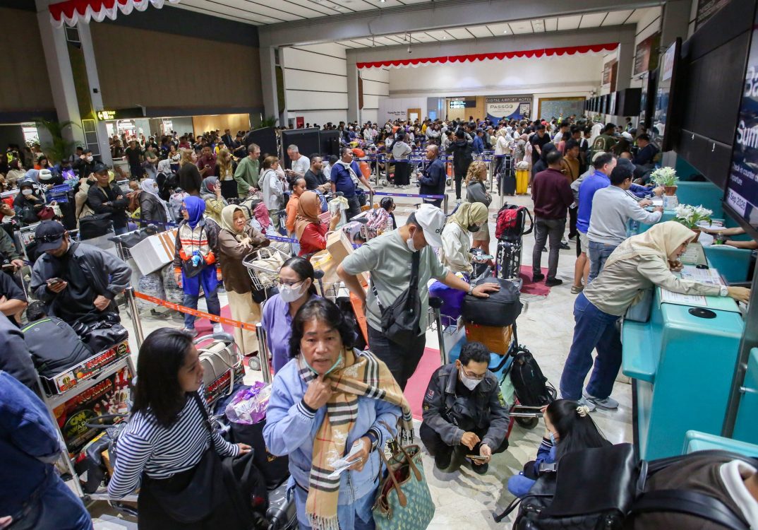 : Calon penumpang berada konter lapor diri yang tutup di Terminal 2 keberangkatan Bandara Soekarno Hatta, Tangerang, Banten, Minggu (6/9/2026). Penumpukan calon penumpang terjadi karena adanya penutupan sementara seluruh aktifitas penerbangan akibat adanya indikasi sebaran abu vulkanik dari Gunung Anak Krakatau, dan tercatat sebanyak 209 pergerakan pesawat yang terjadwal di Bandara Internasional Soekarno-Hatta yang dibatalkan (cancel), jumlah tersebut terdiri dari 160 penerbangan domestik, 39 penerbangan internasional, dan 10 penerbangan kargo. ANTARA FOTO/Muhammad Iqbal/YU