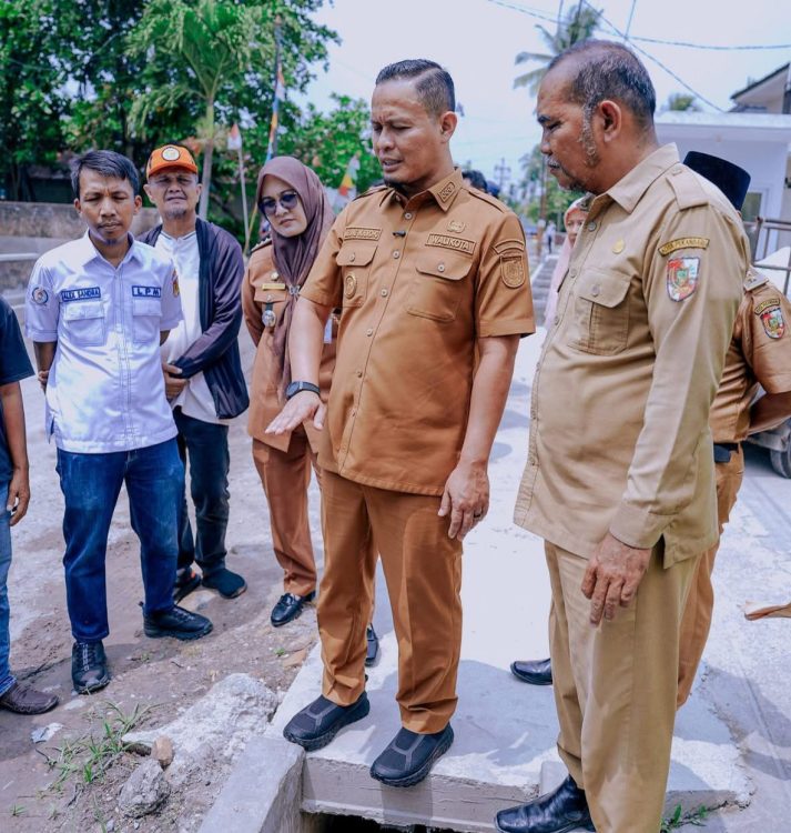 : Wali kota Pekanbaru Agung Nugroho meninjau pembangunan jalan dan pembuatan drainase di JL. Embun Pagi beberapa waktu lalu. - Foto: Mc.Pekanbaru