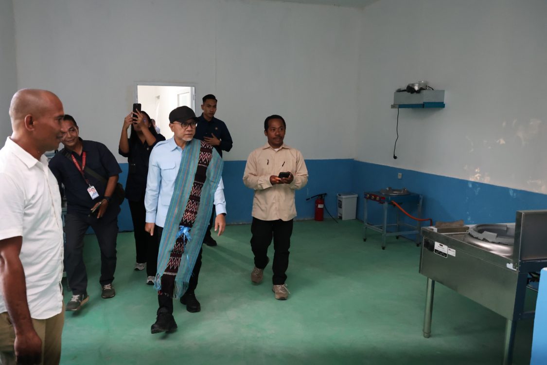 : Menteri Koordinator (Menko) Bidang Pangan, Zulkifli Hasan meninjau kesiapan aktivasi Satuan Pelayanan Pemenuhan Gizi (SPPG) di Kabupaten Sikka, Nusa Tenggara Timur (NTT), Rabu (19/8/2026). (Dok. Kemenko Pangan)