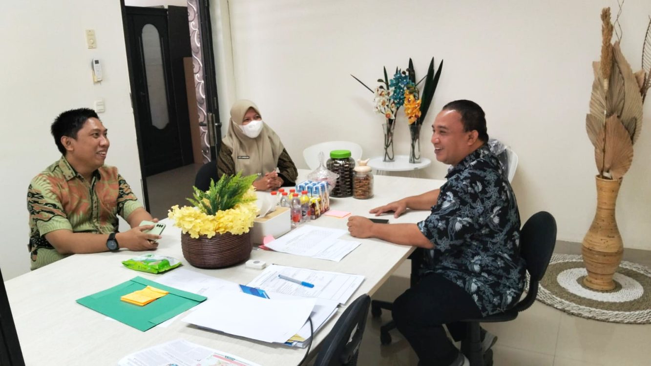 : Reflin Buata saat melakukan koordinasi dengan Dinas Pendidikan dan Kebudayaan Provinsi Gorontalo. (foto Owan)