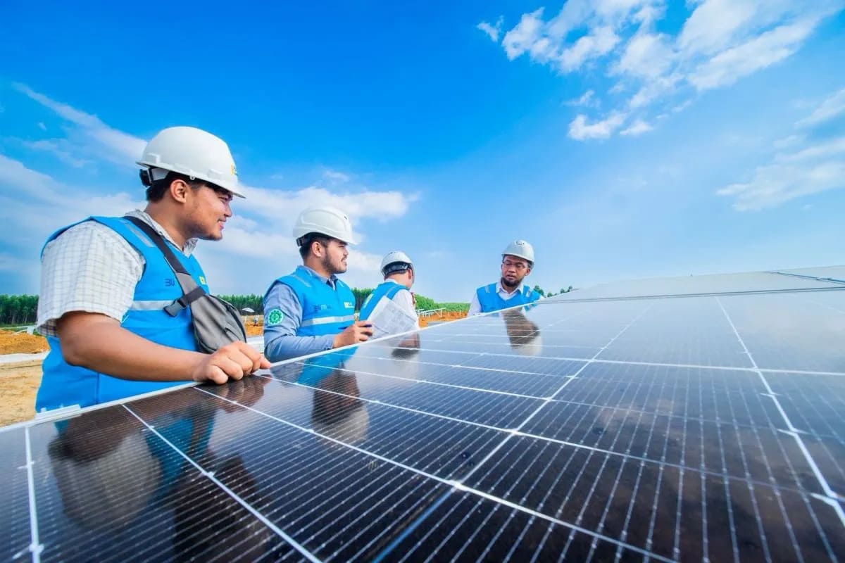 : Ilustrasi - Personel PLN sedang melakukan inspeksi panel surya Pembangkit Listrik Tenaga Surya (PLTS). Pengembangan PLTS 100 GWp juga akan memberikan manfaat ekonomi melalui proyeksi penciptaan 5,518 juta lapangan kerja di sektor konstruksi dan manufaktur. ANTARA/HO-PLN