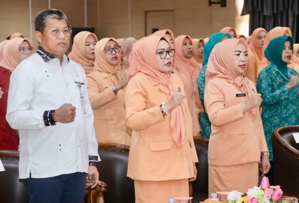 : Sekretaris Daerah (Sekda) Batam, Firmansyah, bersama Ketua TP-PKK Batam, Erlita Amsakar, dan Ketua DWP Batam, Erawati Firmansyah, menghadiri Seminar DWP Kota Batam di Kantor Wali Kota Batam, Selasa (15/9/2026). HUMAS DISKOMINFO BATAM / ADE RAHMATULLAH