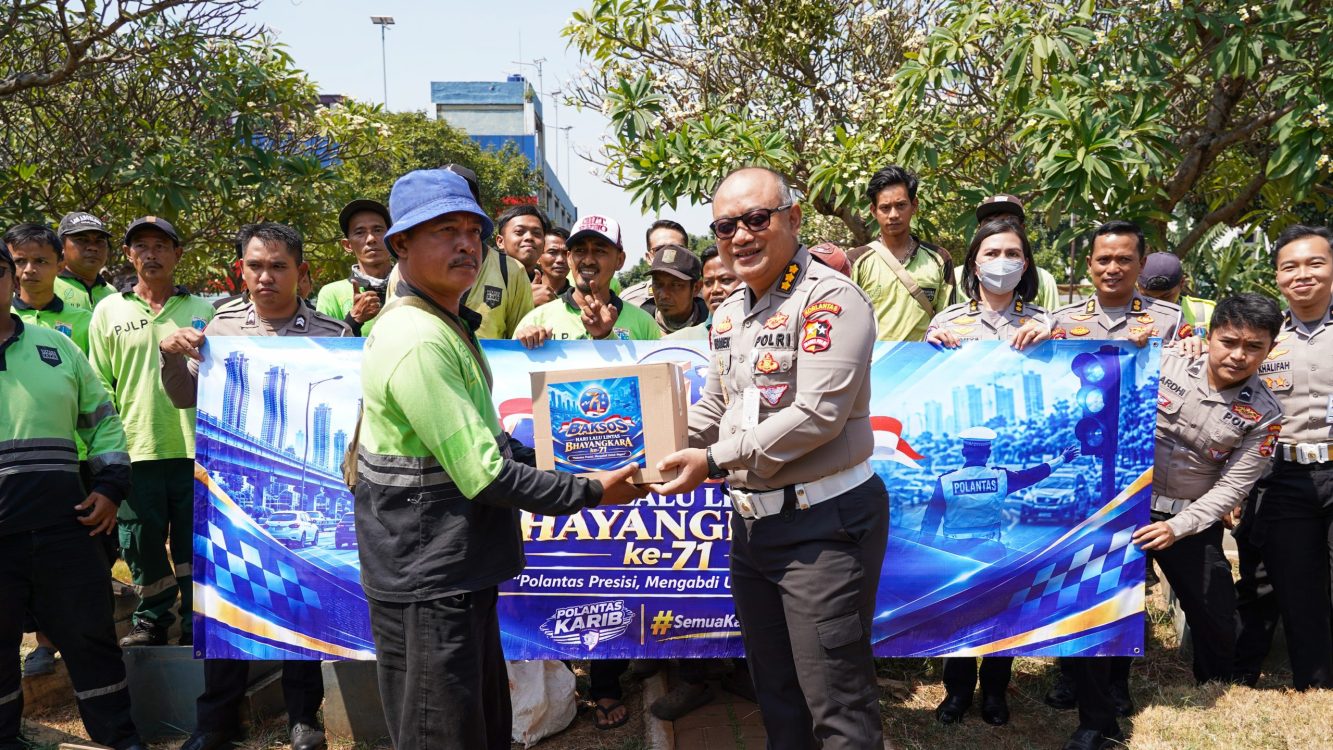 Pererat Kedekatan Polri dan Masyarakat di HUT ke-71 Lalu Lintas, Korlantas Polri Bagikan Sembako ke Petugas TPU Cikoko