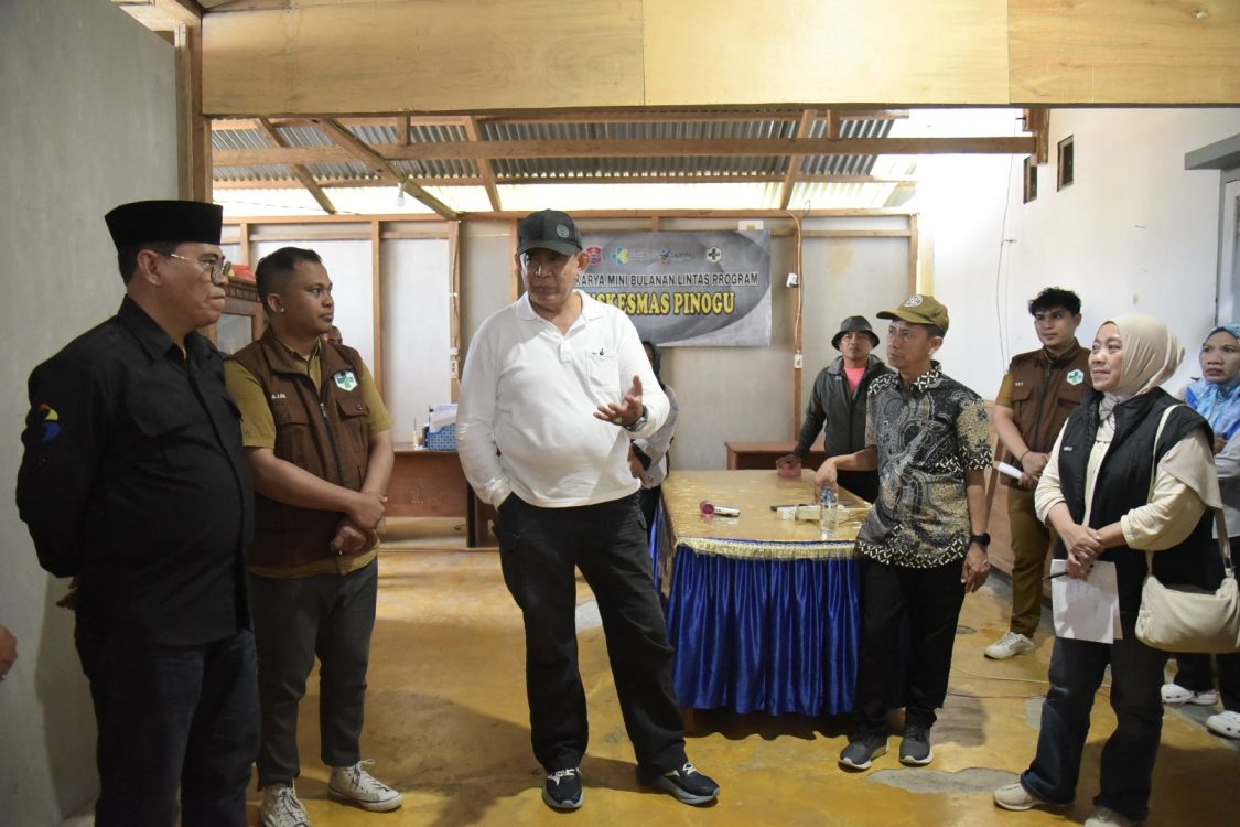: Gubernur Gorontalo Gusnar Ismail (tengah) saat meninjau langsung Puskesmas Pinogu, Selasa (22/9/2026). (Foto : mcgorontaloprov/Mila)