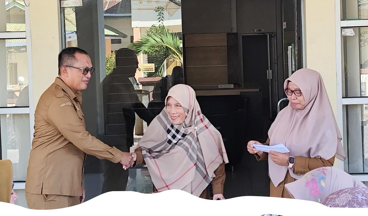 : Kepala Balintan Provinsi Gorontalo memberikan reward kepada pegawai yang menunjukkan tingkat disiplin kerja yang tinggi. (foto Oman)