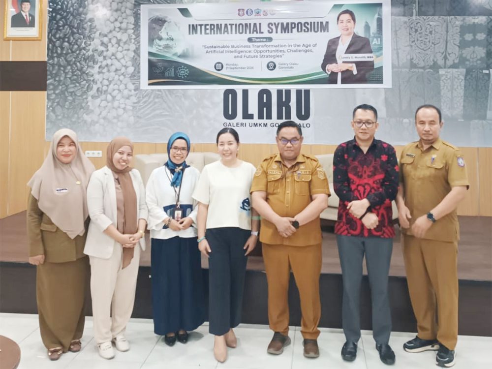 : Kepala Dinas Kumperindag Provinsi Gorontalo, Faizal Lamakaraka bersama pembicara Lovely C. Manalili, Kepala Perwakilan BI, dan pelaku UMKM. (foto:mcgorontaloprov/ Dony)