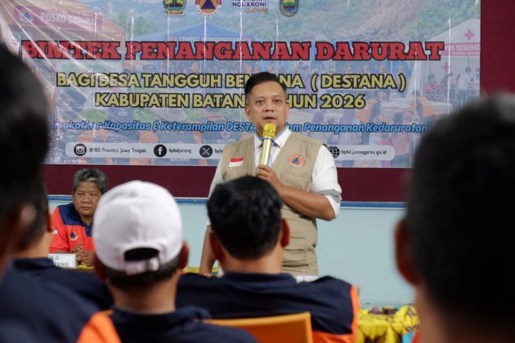 : Kepala Pelaksana BPBD Batang Wawan Nurdiansyah memberikan sambutan dalam menggelar Bimtek Penanganan Kedaruratan bagi Desa Tangguh Bencana (Destana) di lapangan upacara Kecamatan Pecalungan, Kabupaten Batang.