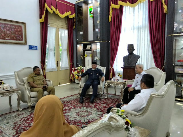 : Gubernur Sumbar bersama beberapa pihak dalam pertemuan di Istana Gubernuran. (foto: MC Sumbar)