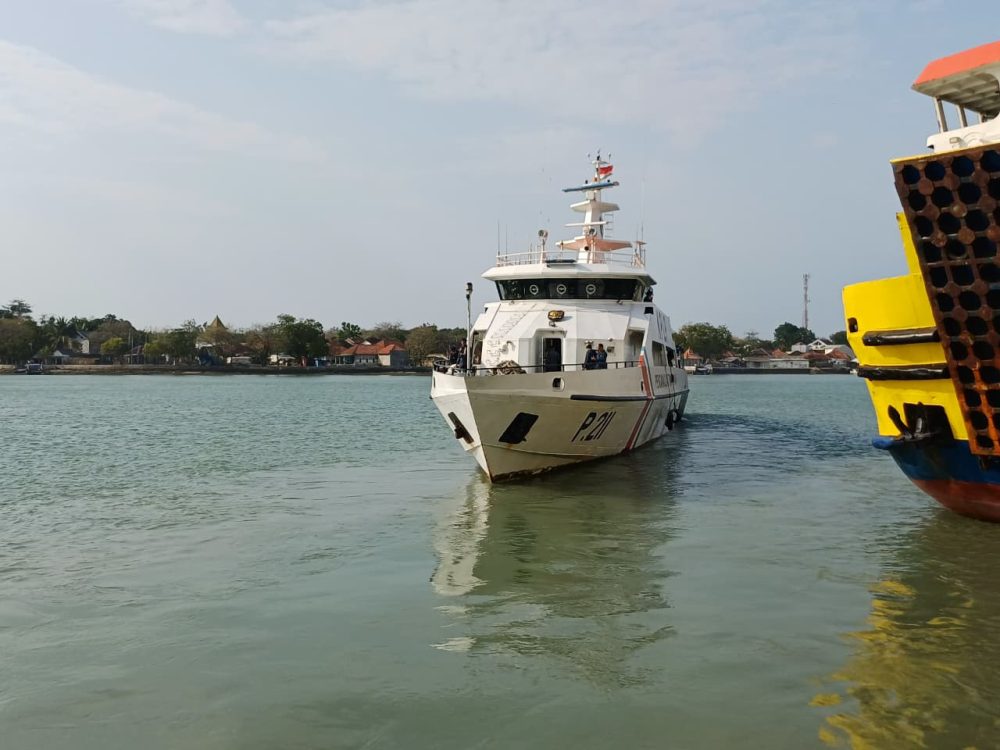 : Memasuki hari kelima operasi pencarian dan pertolongan (SAR) kecelakaan KM Virgo Transport 8 di Perairan Laut Jawa, Tim SAR Gabungan terus memperluas area pencarian dan menambah unsur laut untuk mempercepat penemuan korban dengan menjangkau titik-titik yang sebelumnya belum tersisir. Mengoptimalkan pencarian, Direktorat Jenderal Perhubungan Laut melalui Pangkalan Penjagaan Laut dan Pantai (PLP) Kelas II Tanjung Perak mengerahkan Kapal Negara Patroli KN Grantin P. 211 menuju lokasi pencarian. (Foto: BKIP Kemenhub)