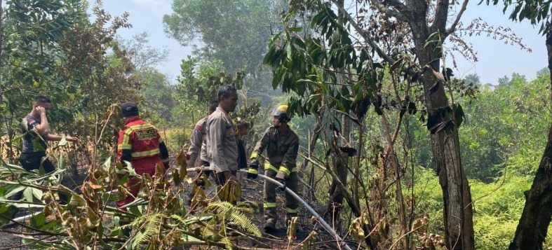Personel Dit Samapta Polda Bengkulu Bantu Padamkan Kebakaran Lahan di Bentiring