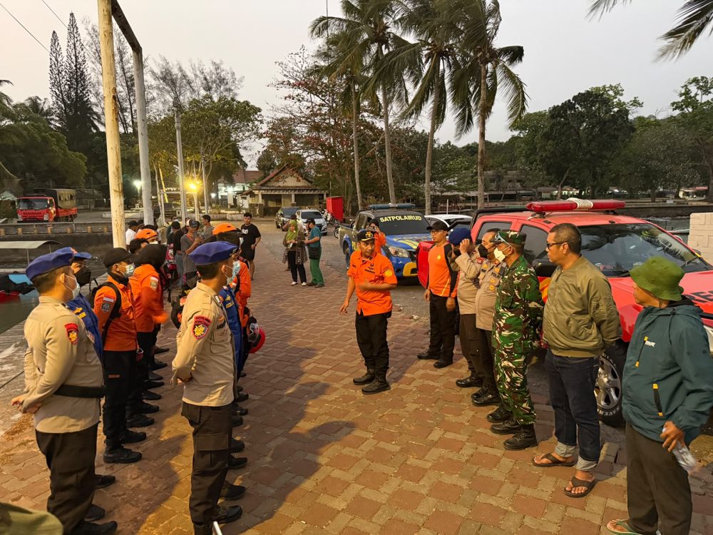 : Pewarta Foto Indonesia (PFI) Pusat bersama PFI Jakarta dan PFI Tangerang memperkuat koordinasi dengan Tim SAR gabungan untuk mendukung pencarian lima jurnalis yang hilang kontak di perairan sekitar Gunung Anak Krakatau, Selat Sunda. (Foto: Istimewa)