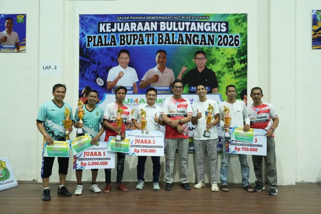 : Foto bersama Wakil Bupati Balangan Akhmad Fauzi dan para pemenang Kejuaraan Bulutangkis Piala Bupati Balangan 2026, Sabtu (5/9/2026). - Foto: Mc.Balangan