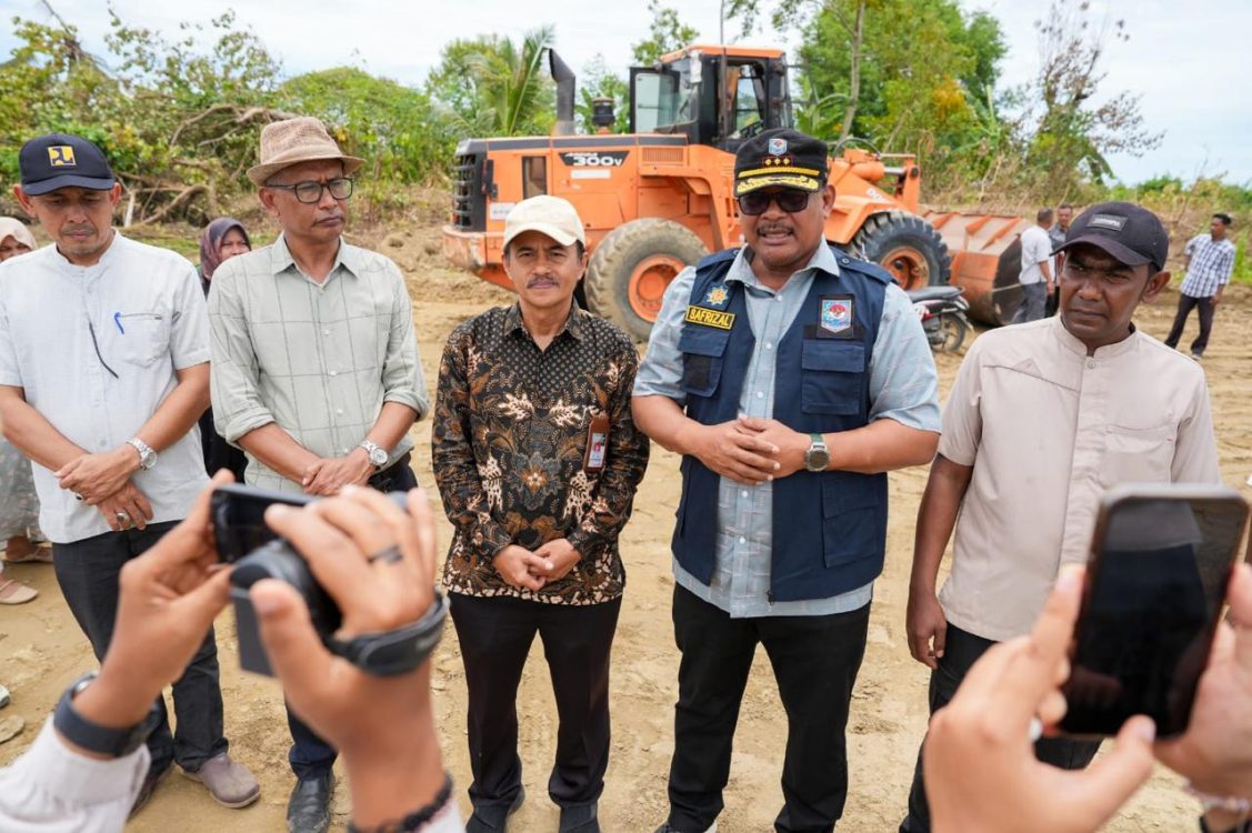 : Kepala Posko Wilayah Aceh Satgas Percepatan Rehabilitasi dan Rekonstruksi (PRR) Safrizal ZA (empat dari kanan) memberikan keterangan pers, usai melakukan kunjungan lapangan di Desa Blang Cut, Kecamatan Kembang Tanjong, Pidie, Jumat (3/9/2026). (Foto: Dok.Satgas PRR)