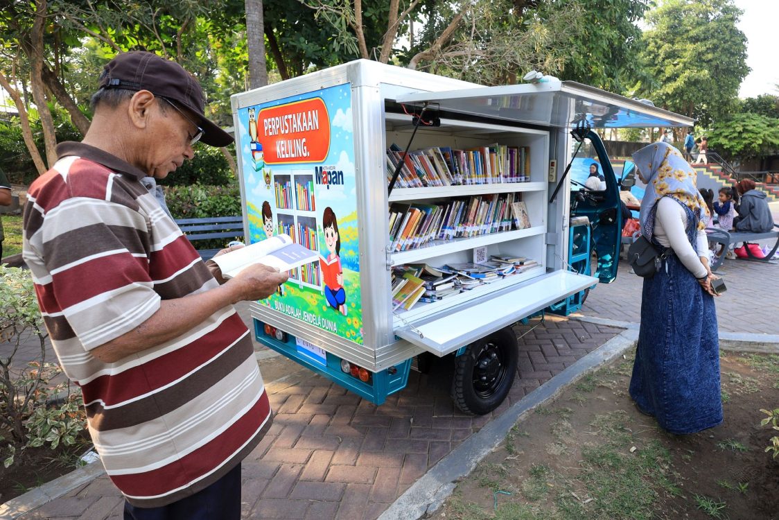 : Warga membaca buku koleksi perpustakaan keliling ramah lingkungan di ruang terbuka hijau (RTH) Taman Brantas, Kota Kediri, Jawa Timur, Sabtu (8/8/2026). Pemerintah Kota Kediri mengoperasikan perpustakaan keliling menggunakan sepeda motor listrik roda tiga di sejumlah RTH untuk mempermudah akses masyarakat terhadap buku bermutu sekaligus meningkatkan minat baca. ANTARA FOTO/Prasetia Fauzani/kye