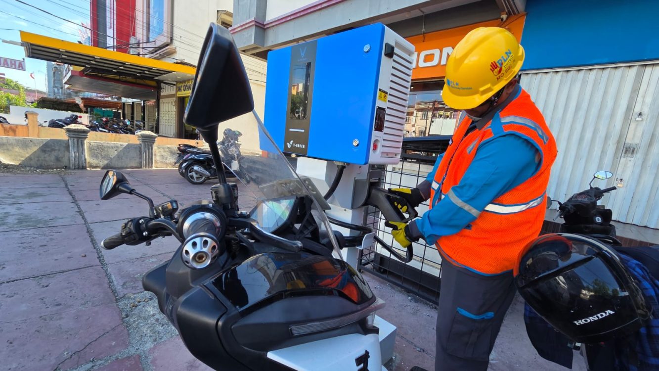 : Teknisi PLN melakukan uji coba pengisian daya motor listrik di SPKLU VGreen. Guna memastikan keandalan layanan fasilitas tersebut, PLN UID Aceh memasok daya sebesar 23 kVA hingga 33 kVA di setiap lokasi.