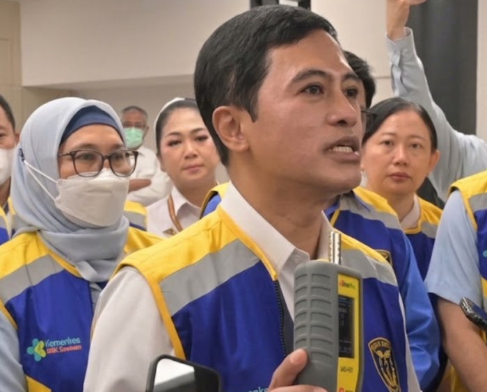 : Wakil Menteri Kesehatan RI, Dante Saksono Harbuwono saat mengunjungi Balai Karantina Kesehatan (BKK) di Bandara Soekarno Hatta, Tangerang, Rabu (9/9/2026). (Sumber: Kementerian Kesehatan)