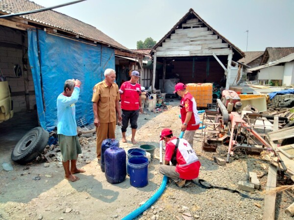 : Palang Merah Indonesia (PMI) Bojonegoro Salurkan 10 ribu Liter Air Bersih. Foto : Pemkab Bojonegoro