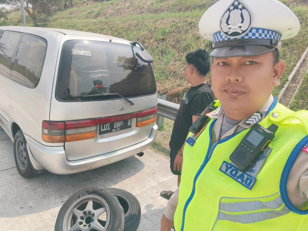 Polantas KARIB Sigap Bantu Pengemudi yang Alami Ban Pecah di Tol Bocimi