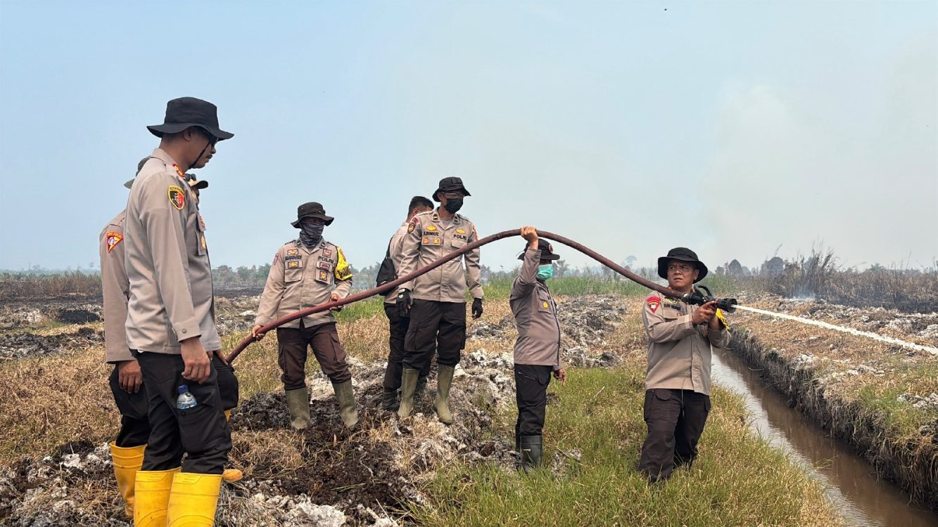 Polda Jambi Bersama Tim Gabungan Lakukan Pemadaman dan Pendinginan Karhutla di Sungai Aur
