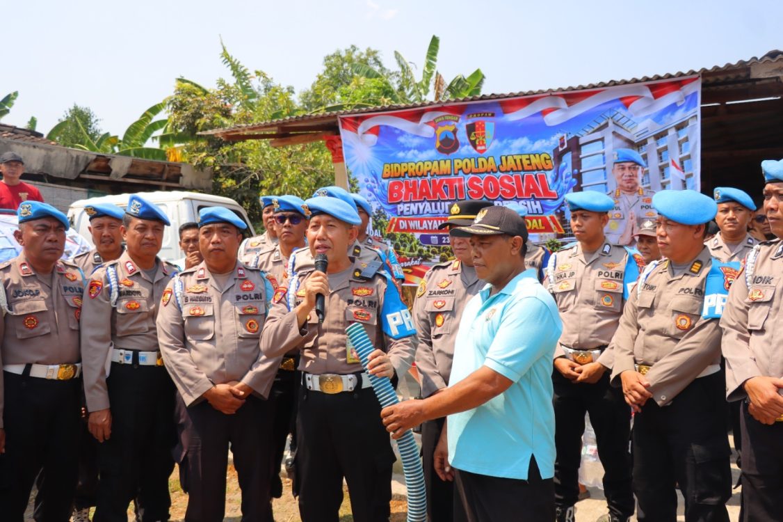 Polda Jateng Bantu Warga Penuhi Kebutuhan Air Bersih di Tengah Kekeringan
