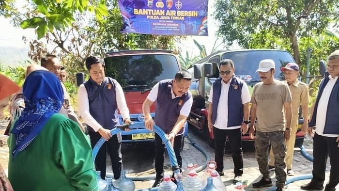 Polda Jateng Salurkan Bantuan Air Bersih untuk Warga Jabungan Semarang