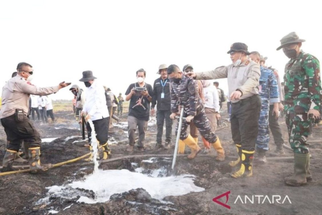 Polda Kalsel Dinginkan Suhu Gambut dengan Cairan Inovasi Bidlabfor Redam Karhutla Pengayuan