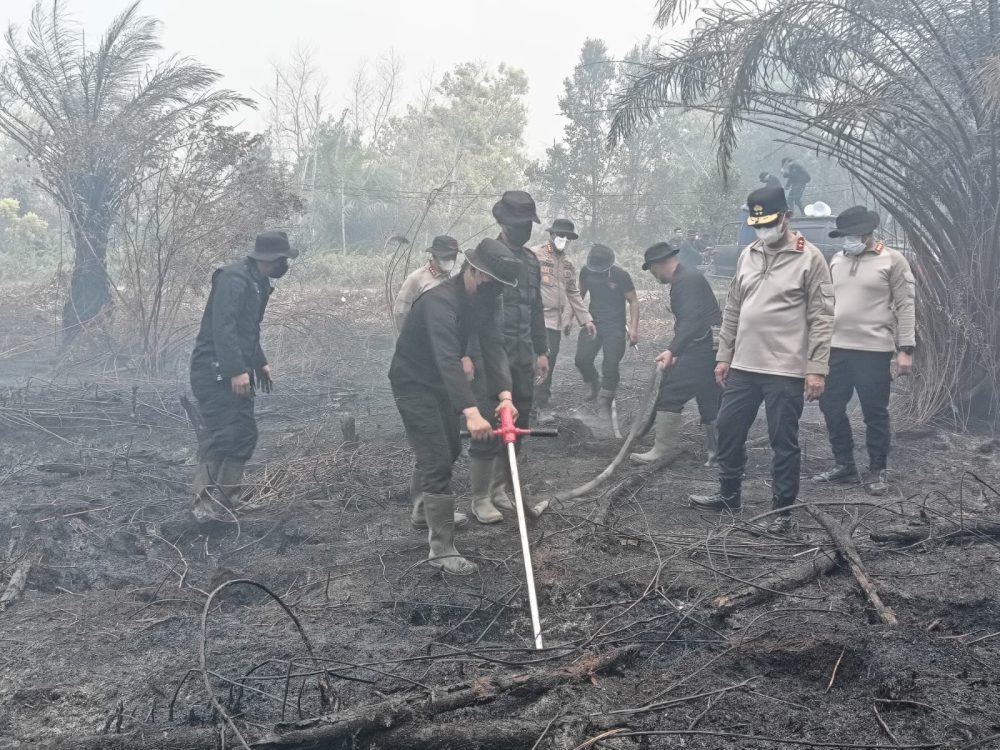 Polda Kalteng Optimalkan Serbuk Tepung Singkong "Hertindo AF31", Untuk Padamkan Bara di Lahan Gambut